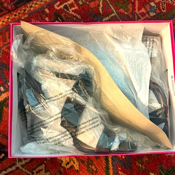 NIB Vince Camuto Eco Sheep/True Suede Kalintie black heels size 9.5 M - Picture 7 of 8